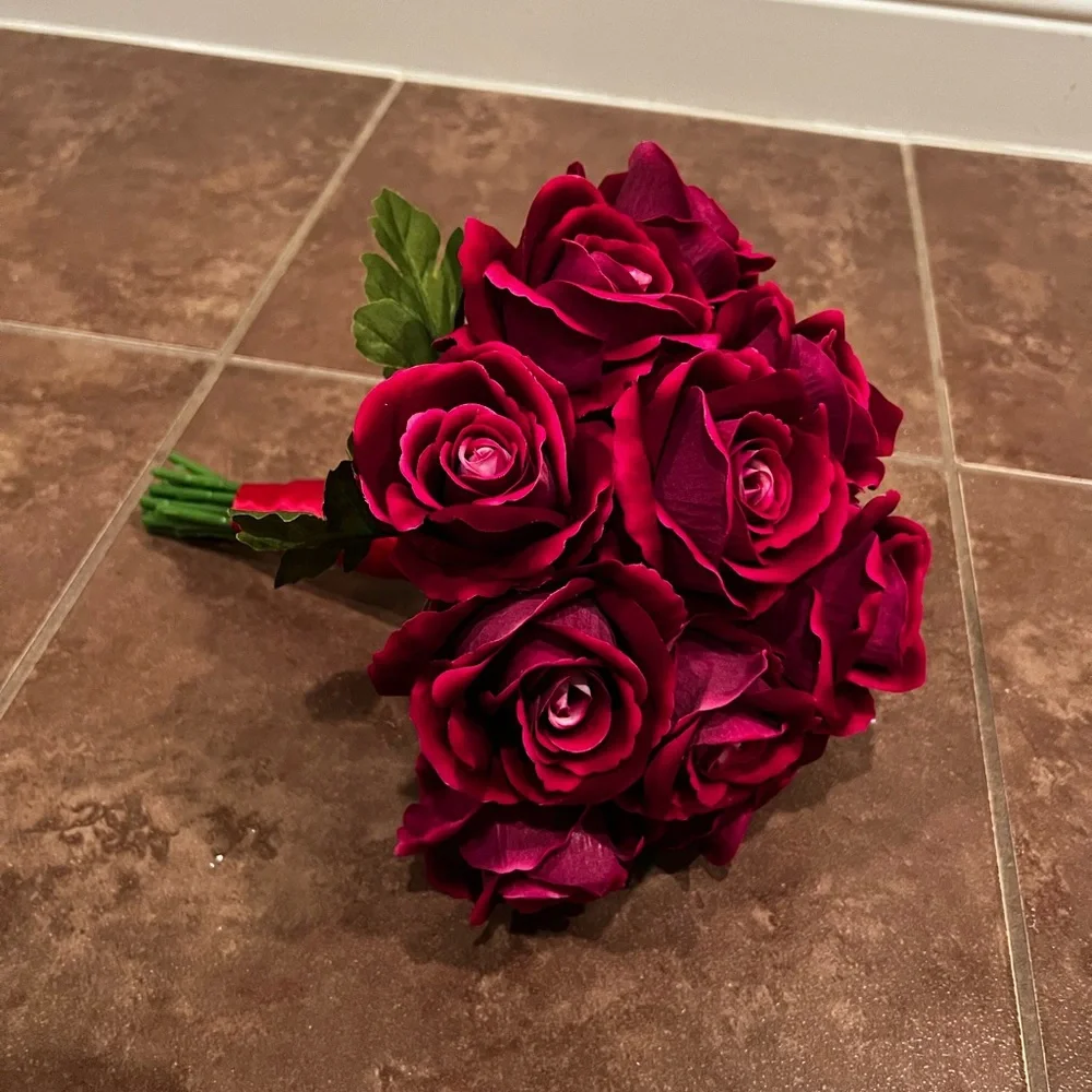 Bouquet with 12 (1 dozen) faux deep red/burgundy roses - Picture 2 of 7